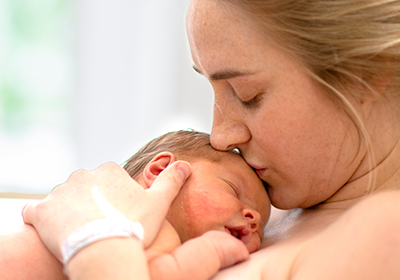 Vrouw bevallen van baby in hotel